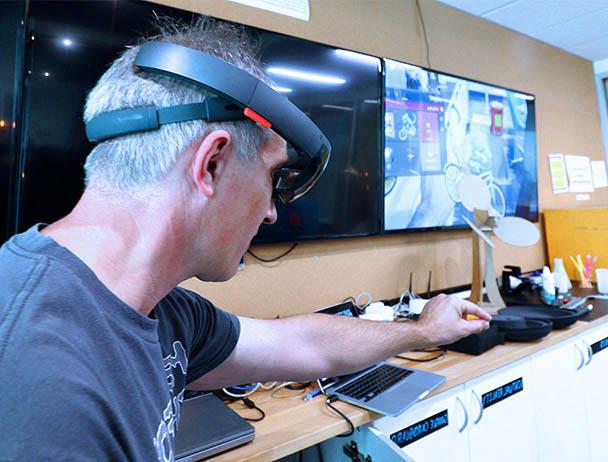 菲律宾bg视讯官网 engineer tests out virtual equipment in a lab